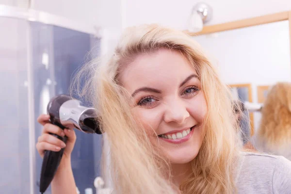 Cuidado Com Cabelos Mulher Loira Cabelos Longos Bonita Secando Cabelo — Fotografia de Stock