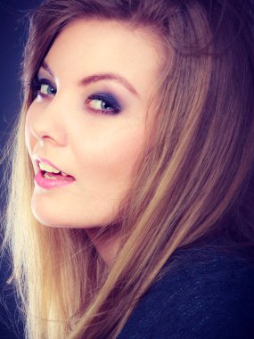 Cazibe ve flört kavramı. Güzel büyüleyici kadın portre seyir flört göz ve gülümseme ile. Neşeli mutlu sarışın genç kadın modeli.