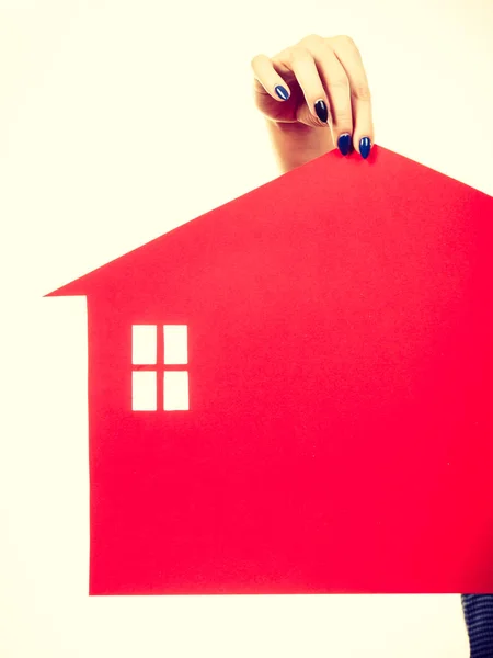 Propriedade Conceito Propriedade Mulher Mão Segurando Casa Papel Vermelho Movendo — Fotografia de Stock
