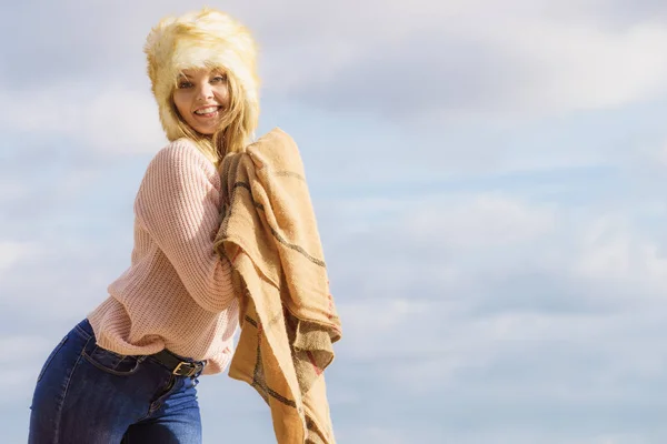 Teenage Female Spending Time Outdoor Beach Autumn Weather Wearing Sweater — Stock Photo, Image