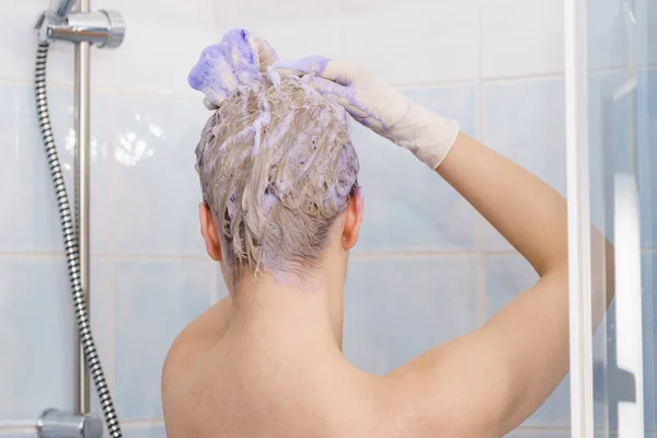 Vrouw Die Shampoo Haar Haar Aanbrengt Vrouw Met Paars Wasmiddel — Stockfoto