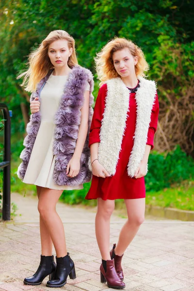 两个穿着时髦服装的时尚女人在温暖的秋天里度过了她们的业余时间 — 图库照片