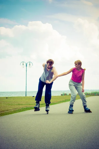 Actieve Levensstijl Mensen Vrijheid Concept Jong Fit Paar Rolschaatsen Rijden — Stockfoto