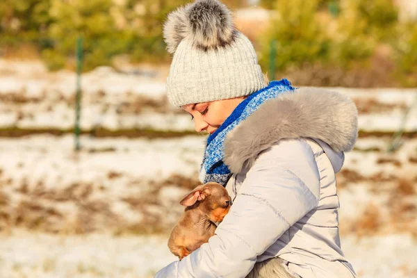 Jovem Mulher Divertindo Fora Neve Feminino Brincando Com Seu Pequeno — Fotografia de Stock