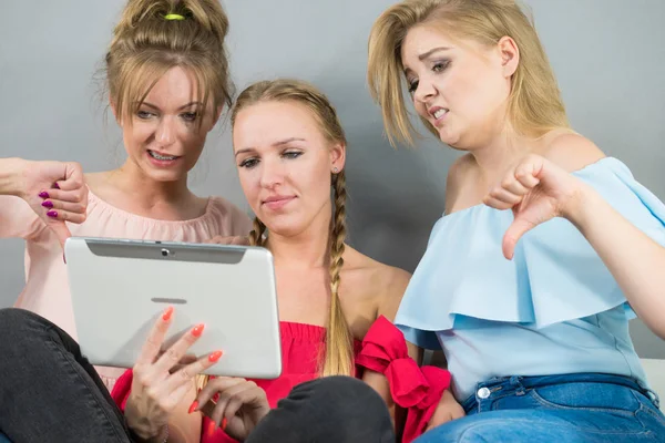 Mulheres Sentadas Sofá Divertindo Surfando Internet Usando Dispositivo Moderno Tablet — Fotografia de Stock