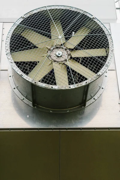 Yel değirmenleri vantilatör metal koruyucu net ile endüstriyel bir fan ve yakın çekim.