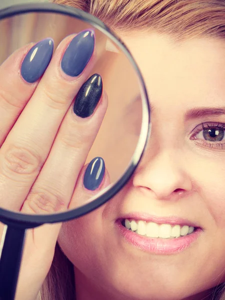 ゲルハイブリッドマニキュアの概念 Blonde Woman Looking Her Blue Painted Long Beautiful Nails — ストック写真