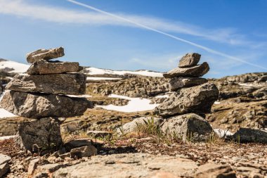 Taş yığınları ve arka planda karlı dağlar. Norveç manzara. Norveç Ulusal Turizm manzaralı yoldan Aurlandsfjellet.
