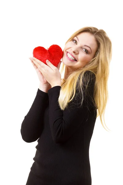 Mujer Romántica Sosteniendo Pequeña Almohada Esponjosa Forma Corazón Rojo Regalo —  Fotos de Stock