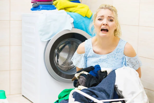 Femeie Tristă Multe Rufe Spălat Femeia Nefericită Înconjurată Grămezi Mari — Fotografie, imagine de stoc