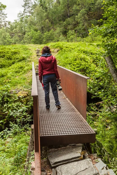 Mulher Turística Com Câmera Escada Para Caminhar Até Svandalsfossen Noruega — Fotografia de Stock