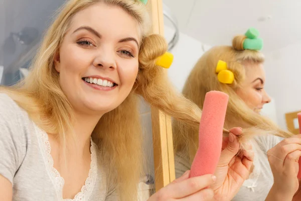Blonde Woman Using Hair Rollers Create Beautiful Hairstyle Her Hairdo — Stock Photo, Image