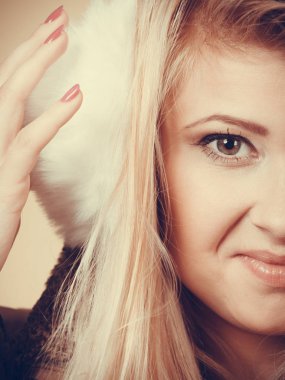 Aksesuar ve soğuk günlerde, moda kavramı için giyim. Sarışın kadın kış sıcak etkilidirler ve ceket.