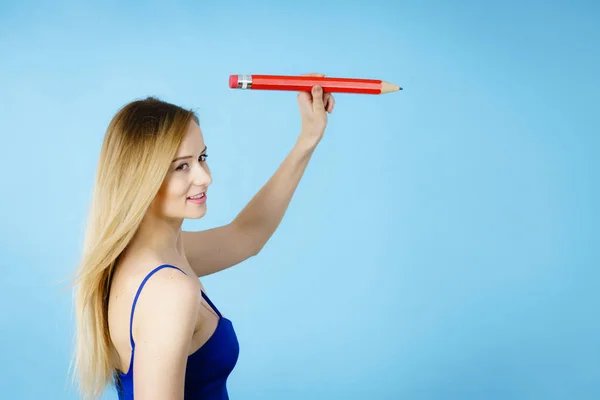 Mulher Positiva Loira Menina Estudante Atraente Segurando Grande Desenho Lápis — Fotografia de Stock