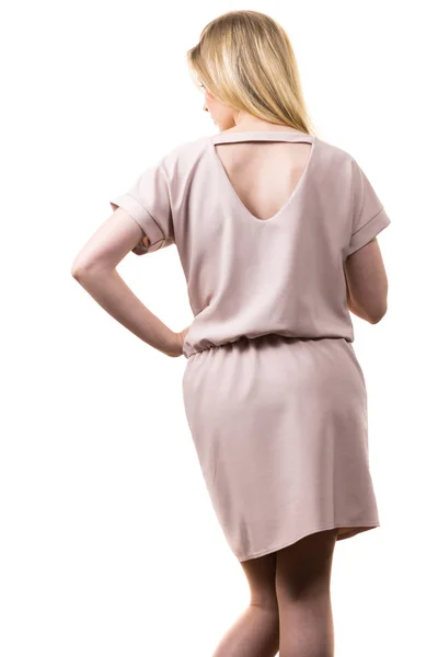 スタイリッシュなエレガントな服を提示するエレガントなカジュアルなピンクのチュニック ドレスを着ておしゃれなきれいな女性 三角形の穴と背面します — ストック写真