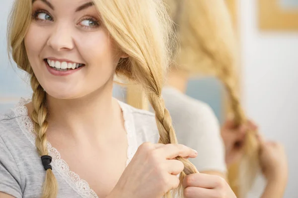 Genç Güzel Sarışın Kadın Saç Modelini Yapıyor Örgü Örüyor Güzel — Stok fotoğraf