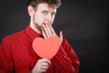 Sevgi ve insanlardan yardım. Hoş adam kırmızı kağıt kalp ile büyüleyici ikna iyi yararlı umutlu olmak. Sevgililer günü ya da sadaka kavramı.