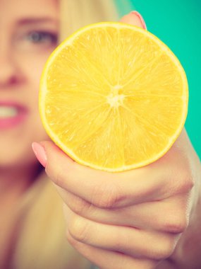 Sağlıklı beslenme, vitamin dolu ferahlatıcı yiyecekler. Lezzetli narenciye meyvesi tutan kadın, portakallı limon..