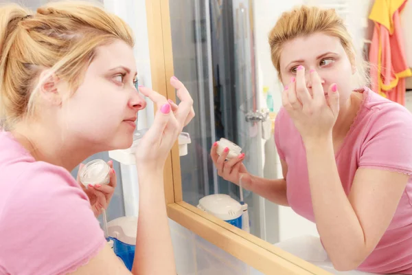 Cuidado Piel Hidratante Cosméticos Concepto Dermatológico Mujer Aplicando Crema Facial — Foto de Stock