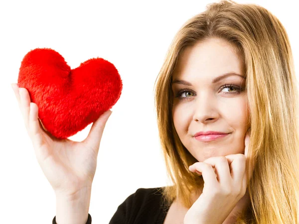 Romantische Frau Mit Einem Kleinen Roten Herzförmigen Flauschigen Kissen Valentinstag — Stockfoto