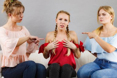 İki bayan arkadaşı tarafından zorbalığa uğrayan bir kadın. Dişiler arkadaşını suçluyor. Dostluk rekabeti ve kıskançlık sorunları.