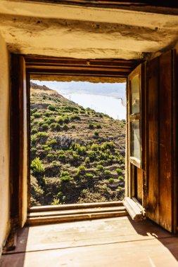 Kahverengi ahşaptan yapılmış pencere çerçevesi. Eski yapı, eski mimari. Eğlence ayrıntıları.