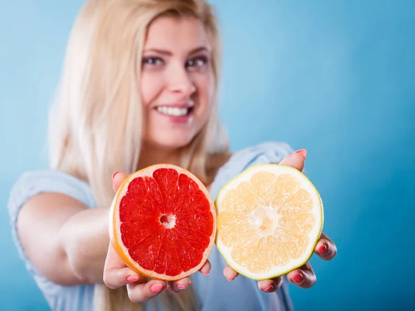 健康的饮食 刷新富含维生素的食物 女人抱着甜美味的柑橘水果 红色和绿色的葡萄柚 — 图库照片