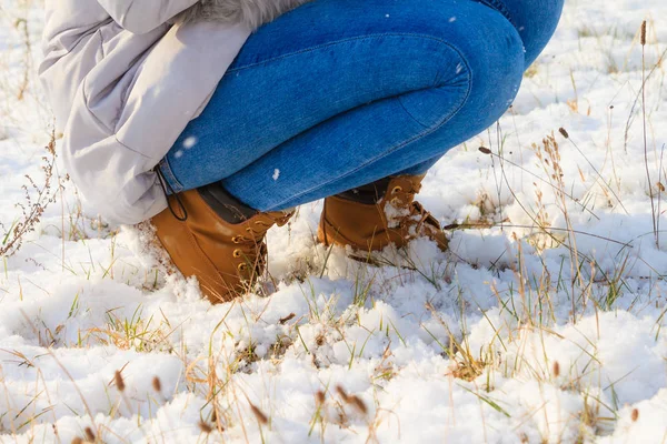 Γυναίκα Που Φοράει Υποδημάτων Τέλεια Του Χειμώνα Καλαπόδια Γυναικεία Έχοντας — Φωτογραφία Αρχείου