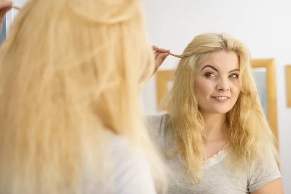 Feliz Mujer Rubia Positiva Baño Durante Rutina Mañana Mirándose Misma —  Fotos de Stock