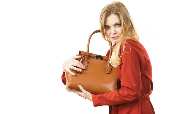 彼女のハンドバッグを泥棒から守る女性 尹女性ガード高価な革バッグ — ストック写真