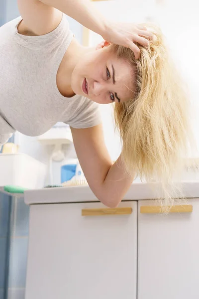 Mujer Rubia Que Tiene Problemas Con Cabello Graso Graso Baño —  Fotos de Stock