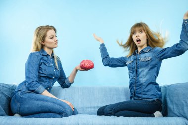 Dostluk, insan ilişkileri kavramı. İki kadın arkadaş veya kot gömlek giymiş kız kardeşim sorun holding sahte beyin çözme hakkında düşünme.