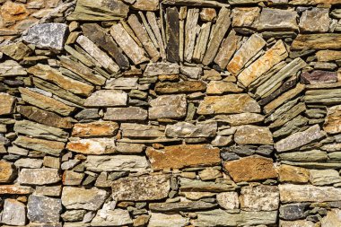 Taş tuğlalardan yapılmış bir duvar. Doku, arka plan eski tarzda. Yunanistan 'ın mimari ayrıntıları.