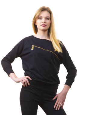 Büyük zip ile siyah üst göğüs üzerinde giyen genç sarışın kadın. Erkek moda olmak.