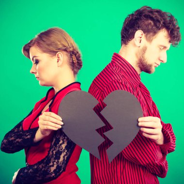 İç karartıcı kalp kırıklığı ilişki sorunları kavramı. Kalbi kırık çift ayakta birlikte. Bayan adamla kırık kalp tutan sırtlarını döndü.