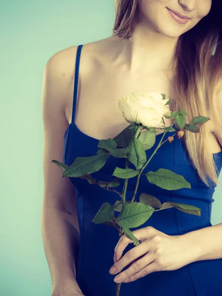 Mujer Joven Sosteniendo Flor Rosa Blanca Mano Día San Valentín — Foto de Stock