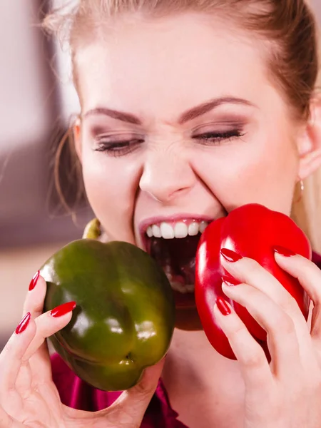 Divertida Mujer Alegre Sosteniendo Pimiento Delicioso Vegetal Saludable Dieta Tratando — Foto de Stock