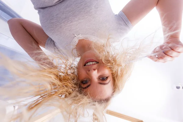 Glückliche Frau Mit Nassen Blonden Haaren Positive Saubere Frau Nach — Stockfoto
