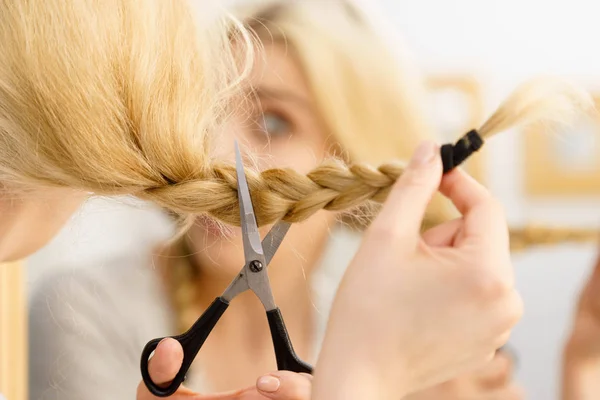 Kobieta Decydując Się Jej Długie Blond Włosy Związane Warkocz Zmień — Zdjęcie stockowe