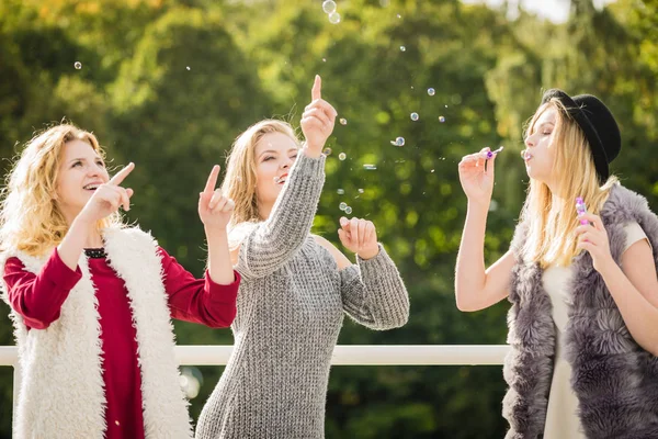 Alegria Férias Conceito Amizade Mulheres Amigas Divertindo Soprando Bolhas Sabão — Fotografia de Stock