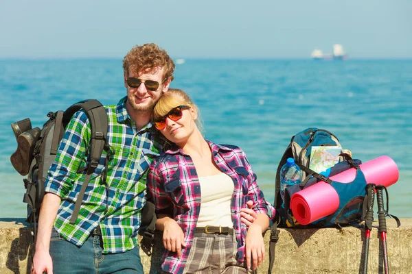 Adventure Summer Tourism Active Lifestyle Young Couple Backpacker Tramping Seaside — Stock Photo, Image