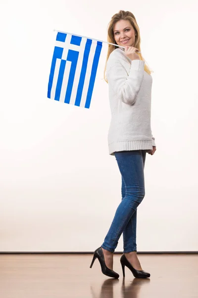 Feliz Mulher Engraçada Segurando Grécia Bandeira Nacional Grega Ser Patriótico — Fotografia de Stock