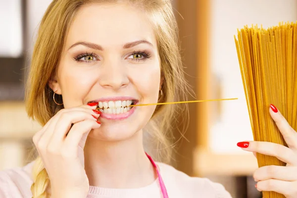 Feliz Mujer Alegre Sosteniendo Largos Macarrones Pasta Listos Para Cocinar —  Fotos de Stock