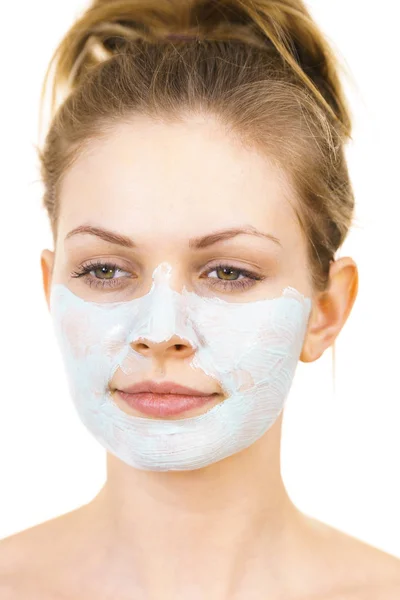 Giovane Donna Che Applica Maschera Fango Verde Viso Sul Bianco — Foto Stock