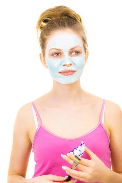 Νεαρή Γυναίκα Που Εφαρμόζει Βούρτσα Πράσινη Μάσκα Λάσπης Στο Πρόσωπο — Φωτογραφία Αρχείου