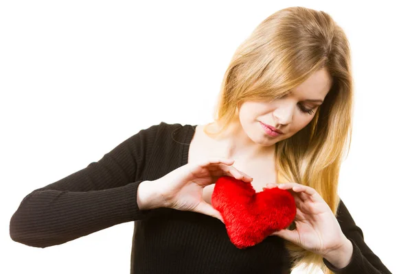 Nostálgica Hermosa Hembra Sosteniendo Mirando Corazón Rojo Forma Almohada Pequeña — Foto de Stock