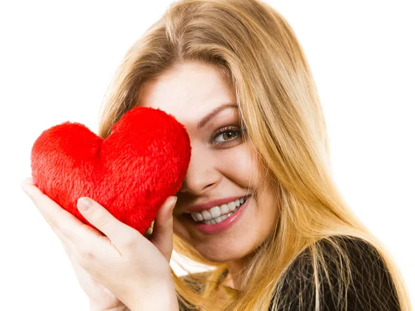 Romantische Frau Mit Einem Kleinen Roten Herzförmigen Flauschigen Kissen Valentinstag — Stockfoto