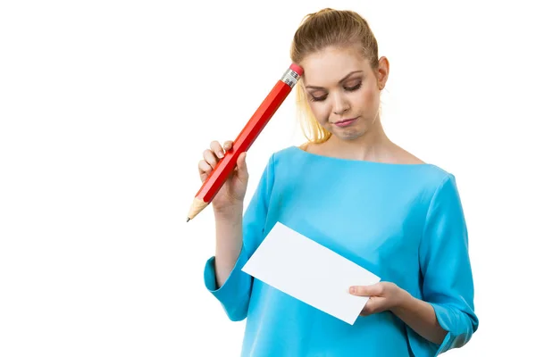 Adolescente Mulher Escrevendo Algumas Notas Pedaço Papel Usando Grande Lápis — Fotografia de Stock