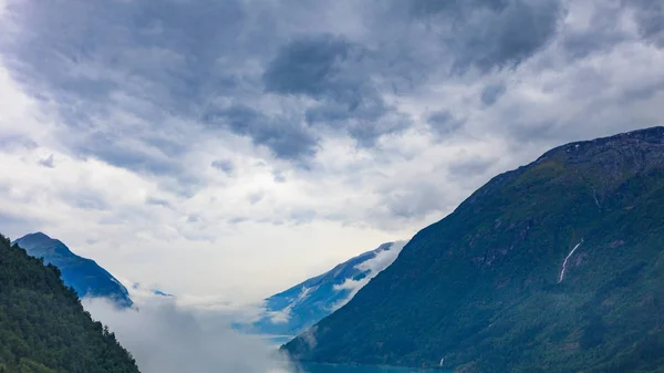 Fjord Táj Felhőkkel Vízfelszín Felett Norvégia Skandinávia — Stock Fotó