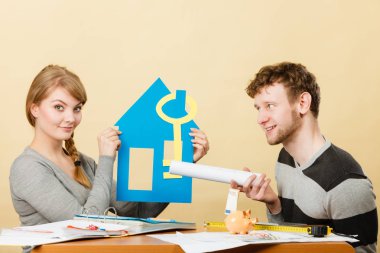 Proje ve tasarım kavramı. Çift genç evlilik yaşamak için onların ilk yer modeli ile. Sadece bina ve ev ev satın almak evli.